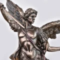 Figurka św. Archanioł Michał - 26 cm - zbliżenie na twarz Archanioła - Veronese