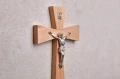 Krzyż celtycki z drewna w kolorze jasnym