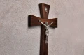 Krzyż celtycki z drewna w kolorze ciemnym