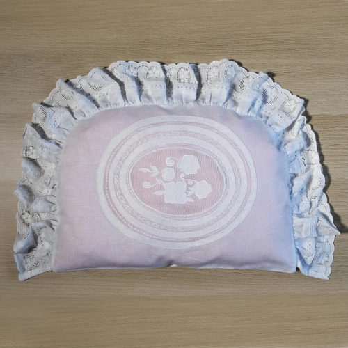 Elegancka Poduszka pod Główkę do Chrztu – Haftowana Bawełna i Koronka Gipiura - Unikat handmade