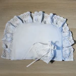 Biały Komplet Chrzcielny pod Główkę: Poduszka z Falbaną i Osłonka na Świecę – Klasyka - Unikat handmade  