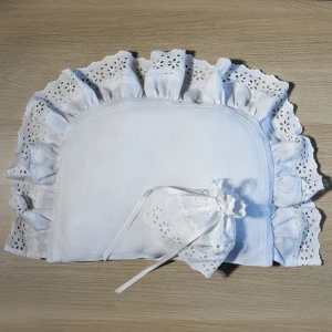 Biały Komplet Chrzcielny pod Główkę: Poduszka z Falbaną i Osłonka na Świecę – Klasyka - Unikat handmade  