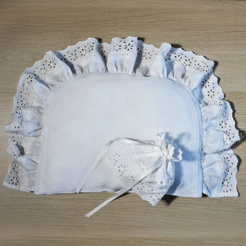 Biały Komplet Chrzcielny pod Główkę: Poduszka z Falbaną i Osłonka na Świecę – Klasyka - Unikat handmade