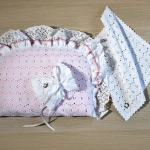 Zestaw Chrzcielny Handmade Retro: Poduszka pod Główkę, Szatka i Osłonka na Świecę - Unikat handmade   