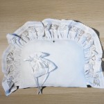 Biały Zestaw do Chrztu: Haftowana Poduszka i Profitka z Koronką – Unikat Handmade