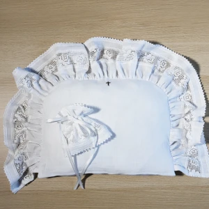 Biały Zestaw do Chrztu: Haftowana Poduszka i Profitka z Koronką – Unikat Handmade