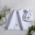 Komplet do Chrztu White Romantic – Szatka i Okapnik do świecy z Koronką i Różyczką