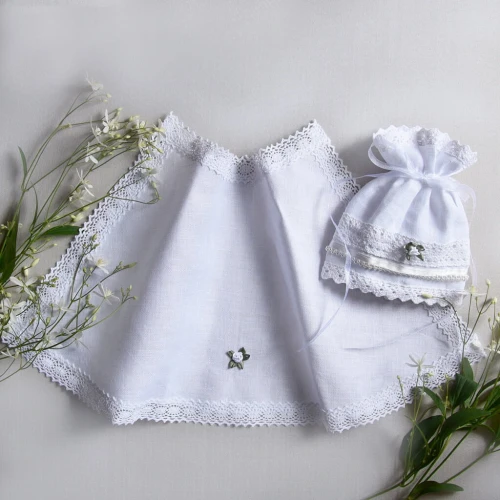 Komplet do Chrztu White Romantic – Szatka i Okapnik do świecy z Koronką i Różyczką