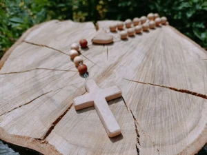 Różaniec drewniany 10 mm - z drzewa brzozowego, świerka i czereśni