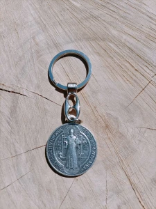 Medalion św. Benedykta jako brelok religijny do kluczy