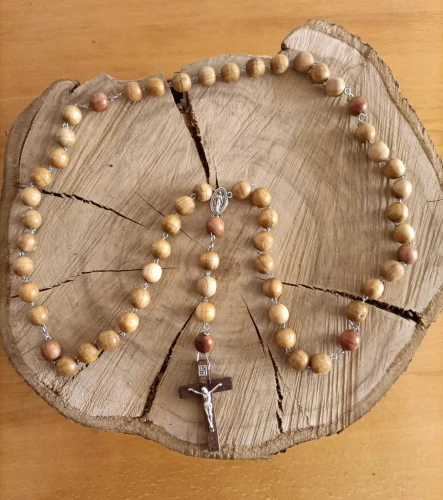 Różaniec z drzewa wiśniowego z koralikami handmade - 10 mm