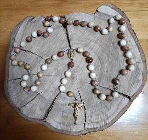Różaniec handmade z drzewa mix - Medalik Matki Bożej Niepokalanej - 10 mm