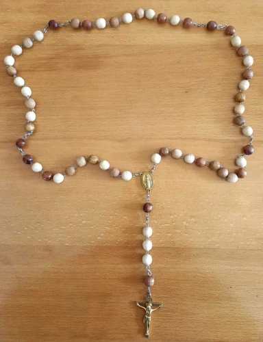 Mocny różaniec z drzewa polskich gatunków, wyjątkowy dzięki wykonaniu handmade.