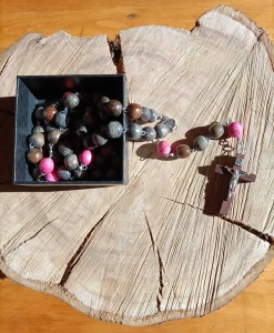 Różaniec drewniany - czarno - różowo - brązowy - 10 mm, handmade