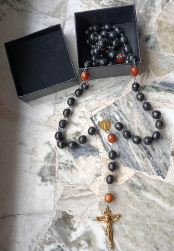 Różaniec z krzyżem św. Benedykta.