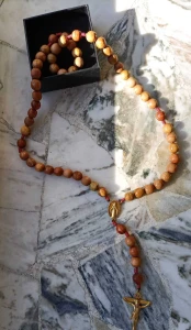 Różaniec drewniany handmade z czerwonymi elementami - 10 mm