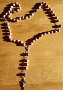 Różaniec drewniany handmade z medalikiem Matki Bożej Niepokalanej - 10 mm