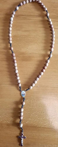 Różaniec handmade z drewna i sznurka z krzyżykiem czerwonym i medalikiem Matki Bożej