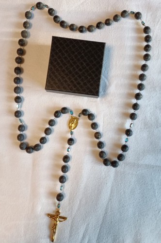 Różaniec ręcznie robiony z medalikiem Matki Bożej - 10 mm + pudełko