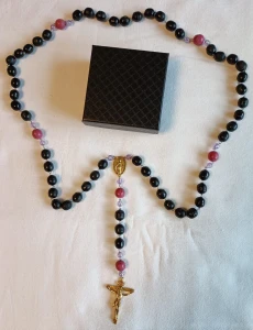 Różaniec  handmade - 10 mm - czarny/różowy + pudełko 