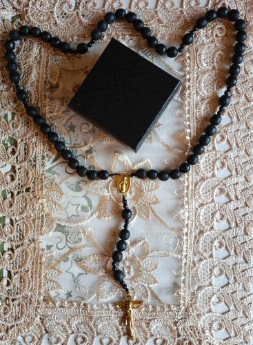 Różaniec drewniany na sznurku. Ręcznie zrobiony w kolorze czarnym z elementami w kolorze złota.