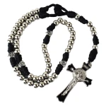 Różaniec męski z linką paracord i krzyżem św. Benedykta. Koraliki o średnicy 10 mm.