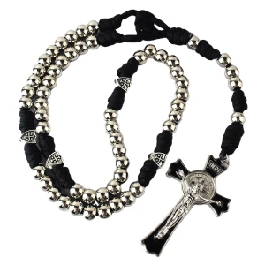 Różaniec męski z linką paracord i krzyżem św. Benedykta. Koraliki o średnicy 10 mm.