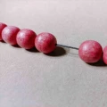 Różowy różaniec drewniany z polskiego drzewa, ręcznie wykonany. Koraliki o średnicy 12 mm
