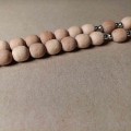 Paciorki różańca zostały wykonane z drewnianych kulek o średnicy 10 mm.