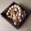 Całość stanowi doskonałą propozycję na prezent religijny.