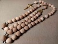 Różaniec handmade, posiada wyjątkową i naturalną powierzchnię.