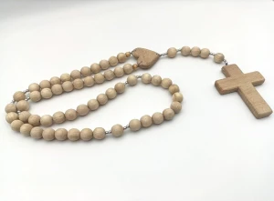 Różaniec ręcznie robiony z jasnego drewna. Duży krzyż i koraliki 14 mm. 