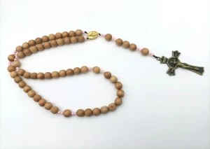 Różaniec damski, ręcznie robiony - 12 mm. Krzyż św. Benedykta czarny.