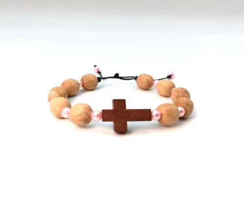 Różaniec na rękę damski z drewnianymi koralikami o średnicy 12 mm.