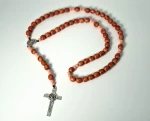 Różowy różaniec drewniany dla kobiet, medalik i krzyż św. Benedykta - 10 mm