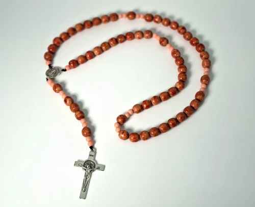 Różowy różaniec drewniany dla kobiet, medalik i krzyż św. Benedykta - 10 mm