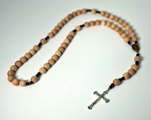 Różaniec drewniany na sznurku, ręcznie robione koraliki 10 mm z medalikiem Matki Bożej Niepokalanej.