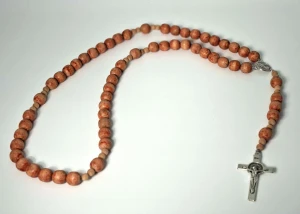 Różaniec handmade w kolorze koralowym melanż - 12 mm z medalikiem św. Benedykta