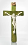 Krzyż drewniany na ścianę. Kolor zielony, 17 cm.