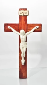 Krzyż drewniany na ścianę. Kolor czerwony, 17 cm.