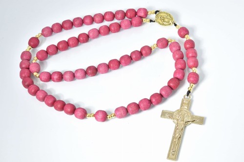 Różaniec drewniany na sznurku w kolorze malinowym. Idealny jako przedmiot modlitwy dla kobiet.