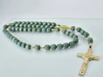 Różaniec zielony z drewna handmade z medalikiem MB Niepokalanej i krzyżem św. Benedykta 