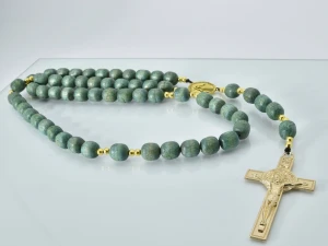 Różaniec zielony z drewna handmade z medalikiem MB Niepokalanej i krzyżem św. Benedykta 
