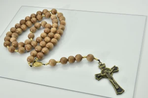 Różaniec Benedyktyński drewniany 12 mm - ciepły brąz 