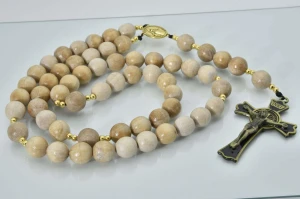 Różaniec drewniany z drzewa bukowego handmade z krzyżem św. Benedykta - 12 mm