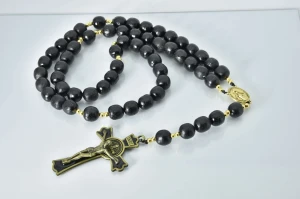 Różaniec drewniany czarny z krzyżem św. Benedykta - 12 mm