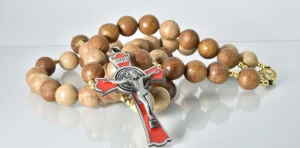 Różaniec drewniany z czerwonym krzyżem św. Benedykta - 14 mm