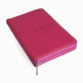 Stylowa Biblia dla kobiet ze złoconymi brzegami kartek, prezentowana w ochronnym etui. Połączenie luksusu z trwałością, które zachwyca od pierwszego spojrzenia.