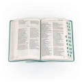 Elegancka Biblia dla kobiet w turkusowej oprawie z paginatorami - wnętrze biblii.