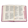 Elegancka Biblia dla kobiet w malinowej oprawie z paginatorami z przejrzystym układem tekstu.